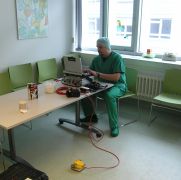 Messung im Krankenhaus Foto eines Mitarbeiters bei der Messung im Krankenhaus